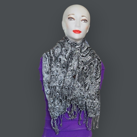 Chic Black and Gray Paisley Scarf - Picture 5 of 7
